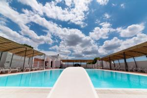 CrispianoLuxery Resort Triglie的享有酒店游泳池的景致。