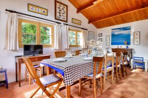 TV a/nebo společenská místnost v ubytování Maison pour 6 adultes 4 enfants à 100m de la plage