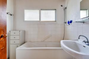 Koupelna v ubytování Maison pour 6 adultes 4 enfants à 100m de la plage + 19 fotografií