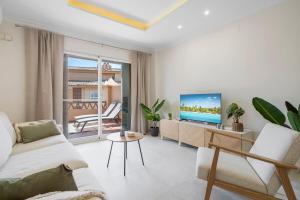 Χώρος καθιστικού στο New modern apartment, 2BR, pool, Flores del Golf
