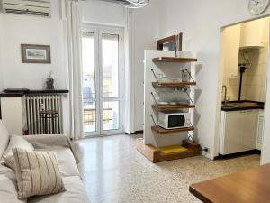 a living room with a couch and a microwave at novarasanmartino22 in Novara