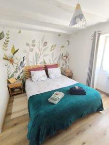Posteľ alebo postele v izbe v ubytovaní Le Tigîte B&B, Suite autonome avec entrée indépendante, petit-déj et linge fourni, pour 1 à 4p -Queen size et canapé lit double-