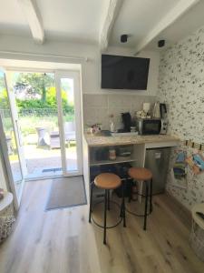 Kuchyňa alebo kuchynka v ubytovaní Le Tigîte B&B, Suite autonome avec entrée indépendante, petit-déj et linge fourni, pour 1 à 4p -Queen size et canapé lit double-