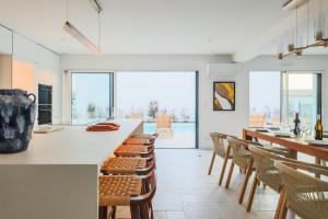 Posezení v ubytování Superbe villa climatisée 4 chambres, 4 salles de bain avec piscine chauffée proche mer + 18 fotografií