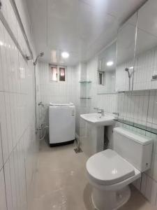 un bagno bianco con un water e un lavandino di Koong House a Seul