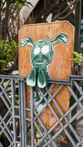 ein Schild mit einem darauf gemalten Frosch in der Unterkunft Animal Art Apartment Type 12 in Tokio