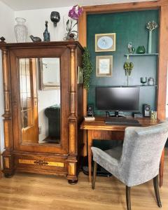 Телевизор и/или развлекательный центр в House of Constance