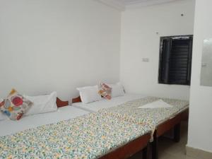 Postel nebo postele na pokoji v ubytování Hotel Shivdev