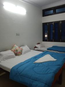 Postel nebo postele na pokoji v ubytování Hotel Shivdev