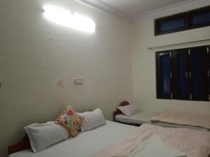 Postel nebo postele na pokoji v ubytování Hotel Shivdev