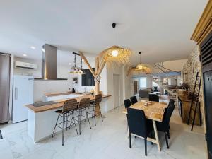 Η κουζίνα ή μικρή κουζίνα στο Le cœur de joli village Français