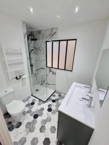 Ένα μπάνιο στο Le cœur de joli village Français +23 φωτογραφίες