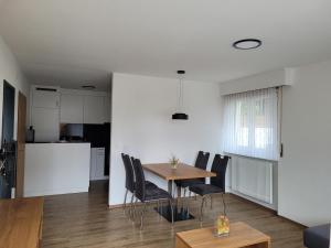 een woonkamer en een keuken met een tafel en stoelen bij Haus Perle in Saas-Fee