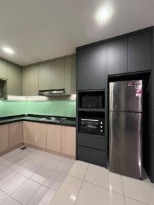 Køkken eller tekøkken på Kediaman Kapas - Modern loft overlooking Kapas Island