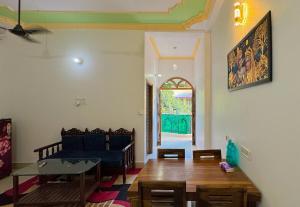 Posezení v ubytování Fully Furnished 3BHK for Families 201