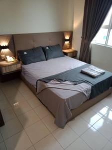 En eller flere senge i et værelse på Kediaman Kapas - Modern loft overlooking Kapas Island