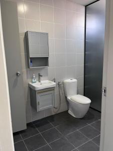 Et badeværelse på Kediaman Kapas - Modern loft overlooking Kapas Island + 15 billeder