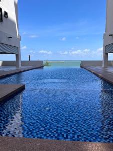 Swimmingpoolen hos eller tæt på Kediaman Kapas - Modern loft overlooking Kapas Island