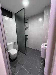 Et badeværelse på Kediaman Kapas - Modern loft overlooking Kapas Island