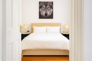Postel nebo postele na pokoji v ubytování 3BR Glebe Retro Jungle Escape Near Darling Harbour