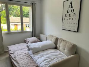 Una cama o camas en una habitación de appartement 4 couchages