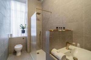 Ένα μπάνιο στο Adelphi Hotel