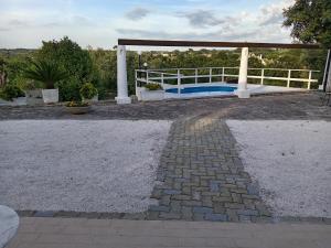 Bazén v ubytování Trullo carrubo nebo v jeho okolí
