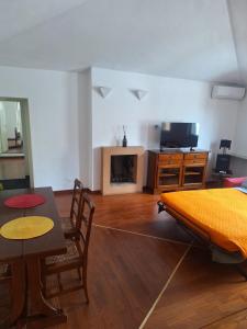 Un dormitorio con una cama, una mesa y un televisor. en Apartment Brera Suite, en Milán