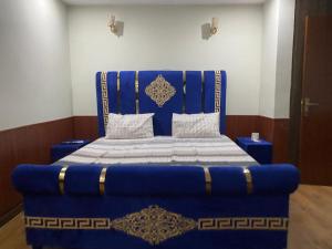 Gambar di galeri bagi Modern 1BR by The Rogue Retreats Gulberg Greens di Islamabad