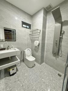 Koupelna v ubytování MBee Hotel