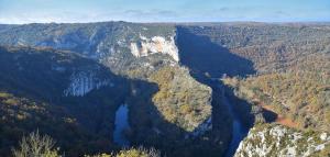 a view of a canyon with a lake in it at Juliette Tentvakanties in Saint-Antonin-Noble-Val
