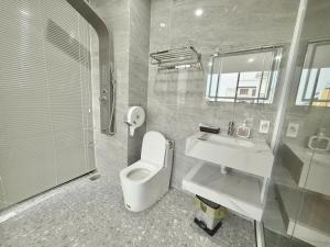Koupelna v ubytování MBee Hotel