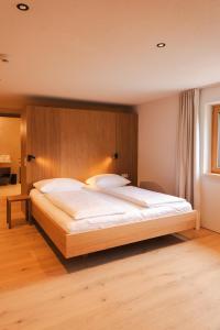 Postel nebo postele na pokoji v ubytování Aparthotel Hubertus Mellau