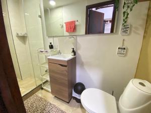 Koupelna v ubytování Apartarstudio muy bien ubicado, cercano a todo!!