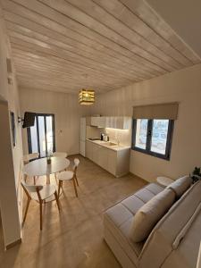 Posezení v ubytování Nikolas Apartments + 37 fotografií