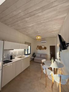 Kuchyň nebo kuchyňský kout v ubytování Nikolas Apartments
