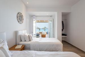 Cama ou camas em um quarto em Acrogiali Beachfront Hotel Mykonos