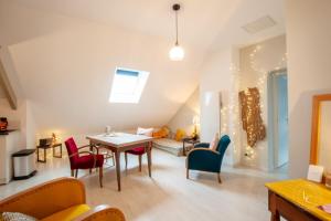 een woonkamer met een tafel en stoelen bij L'Artiste - 60 m - 1 Bedroom in Orléans