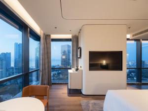 TV a/nebo společenská místnost v ubytování Aden Hotel Shenzhen Nanshan