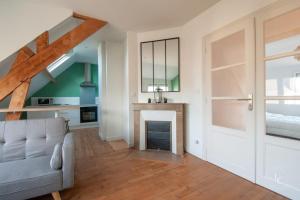 Χώρος καθιστικού στο Bright 70m Apartment near City Center & the Loire +13 φωτογραφίες