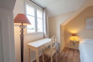 アルドンにあるLa Golfette - Cottage 2 personnesのベッドルーム(デスク、ランプ、ベッド付) +31枚の写真