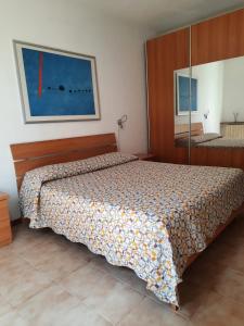 sypialnia z łóżkiem z kołdrą w obiekcie Mary House w mieście Negrar