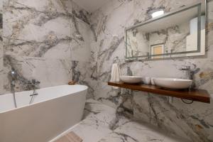 シャーラにあるThe Valley Collection - Suite B11の大理石の壁と浴槽と鏡を備えたバスルーム +65枚の写真