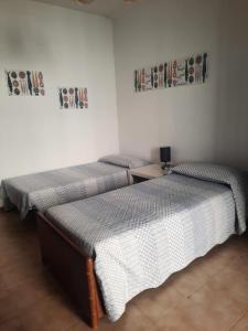 dwa łóżka siedzące obok siebie w pokoju w obiekcie Mary House w mieście Negrar