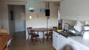 Kuchyň nebo kuchyňský kout v ubytování Täljebo Vandrarhem, Sundsbrovägen 1, Söderhamn