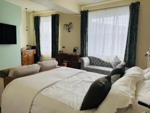 une chambre avec un grand lit et un salon dans l'établissement Chandlers Bar and Rooms, à Chesterfield