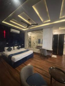 伯蒂亚拉Hotel ML Pride的一间卧室，配有一张床、一张桌子和一把椅子
