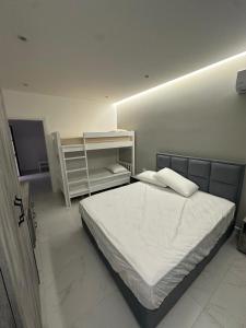 Letto o letti in una camera di Suli Beach Apartments