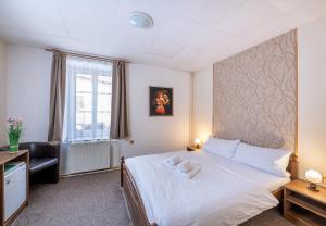 Una cama o camas en una habitación de Rodinný hotel Myslivna