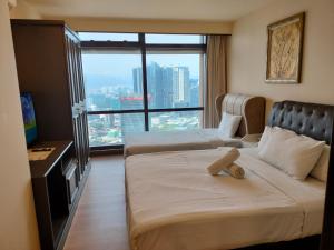 Rúm í herbergi á Global suites at Berjaya time square KL +37 myndir